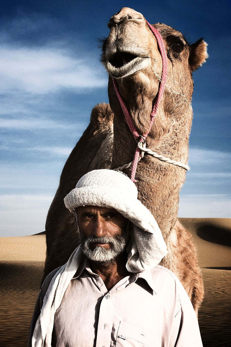وجهٌ نحتتْه الشمس